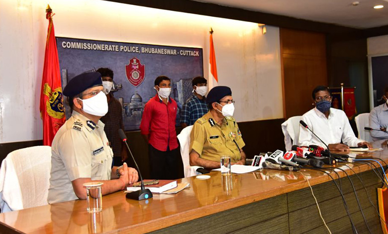 3 Hardcore Maoists Of Chhattisgarh Surrender Before Odisha DGP | Odisha