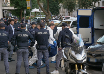 La polizia mortuaria davanti lo stabile di via Riboty