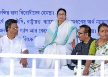 Kolkata: West Bengal Chief Minister Mamata Banerjee with Ministers and TMC members during a dharna to protest over the Union government's alleged discriminatory attitude against the state, near BR Ambedkar statue in Kolkata, on Wednesday, March 29, 2023. (Photo: Bibhash Lodh/IANS)