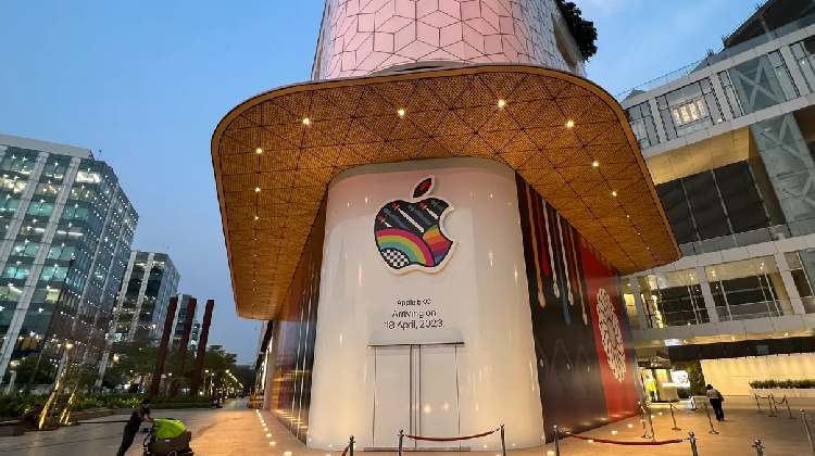 Tim Cook opens first Apple store in India - KTVZ