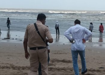 2 drowning off Mumbai's Juhu rescued, 4 others missing