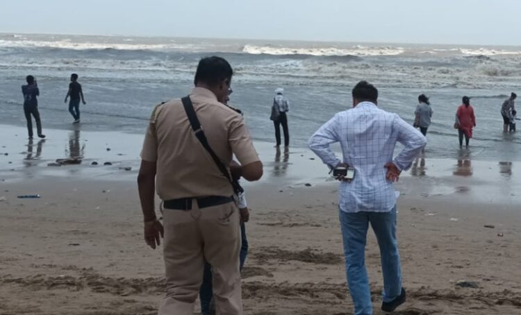 2 drowning off Mumbai's Juhu rescued, 4 others missing