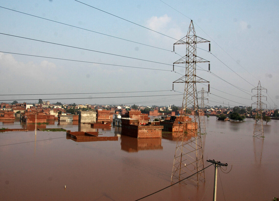 (140909) -- LAHORE, Sept. 9, 2014 (Xinhua) -- Houses are partially submerged in floodwaters in flood-hit area near east Pakistan's Lahore, Sept. 9, 2014. At least 203 people have been killed and hundreds others injured in rain-triggered accidents in Pakistan up till Monday, officials said. (Xinhua/Sajjad)
****Authorized by ytfs****
