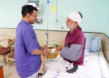 New Delhi: Delhi CM and AAP national convenor Arvind Kejriwal meets former Delhi minister and AAP leader Satyendar Jain at a hospital, in New Delhi, Sunday, May 28, 2023. (Photo:IANS/Twitter)