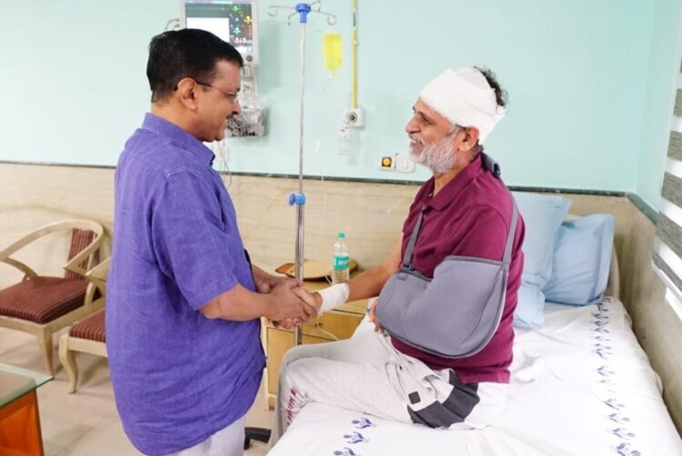 New Delhi: Delhi CM and AAP national convenor Arvind Kejriwal meets former Delhi minister and AAP leader Satyendar Jain at a hospital, in New Delhi, Sunday, May 28, 2023. (Photo:IANS/Twitter)