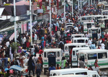 (160712) -- KATHMANDU, July 12, 2016 (Xinhua) -- A large number of people are seen at a bus station in Kathmandu, capital of Nepal, on July 11, 2016, the World Population Day whose theme of this year is "Investing in teenage girls". (Xinhua/Sunil Sharma)