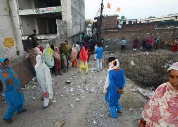 Police pelted with stones