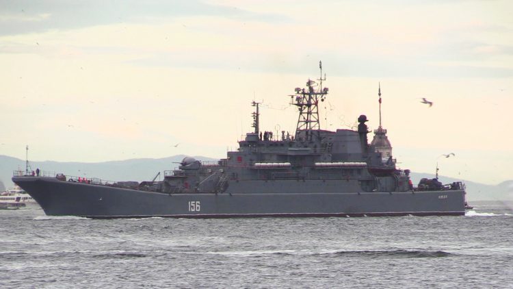 (140304) -- ISTANBUL, March 4, 2014 (Xinhua) -- The Russian warship 156 Yamal passes through the Turkish strait of Bosporus on March 4, 2014. Two Russian warships passed through the Turkish strait of Bosporus early Tuesday, heading toward Ukraine. The two warships have been recalled to the Black Sea due to the situation in Ukraine. They were previously on a Syrian deployment in the Mediterranean Sea. (Xinhua/Lu Zhe)