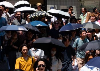 (240704) -- TOKYO, July 4, 2024 (Xinhua) -- People walk on a street in Tokyo, Japan, July 4, 2024. Japan experienced severe summer heat in many parts, including Tokyo with temperatures soaring above 35 degrees Celsius, prompting the first heatstroke alert of the year for the Tokyo area. (Xinhua/Zhang Xiaoyu)