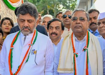Bengaluru: Karnataka Chief Minister Siddaramaiah with Deputy Chief Minister and State Congress President D K Shivakumar during the Independence Day celebration at Karnataka Pradesh Congress Committee in Bengaluru on Thursday August 15, 2024.(Photo: IANS)