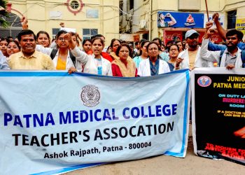 Patna: Doctors raise slogans and stage a protest condemning the rape and murder of a young medic in Kolkata at Patna Medical College in Patna on Tuesday August 13 2024. (Photo: IANS/Indrajit Dey)