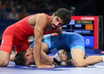 Paris: India's Aman Sehrawat and North Macedonia's Vladimir Egorov compete in the round of 16 of the men's freestyle 57kg wrestling match at Champ-de-Mars Arena, during the 2024 Summer Olympics in Paris, France on Thursday, August 08, 2024.(IANS/Biplab Banerjee)