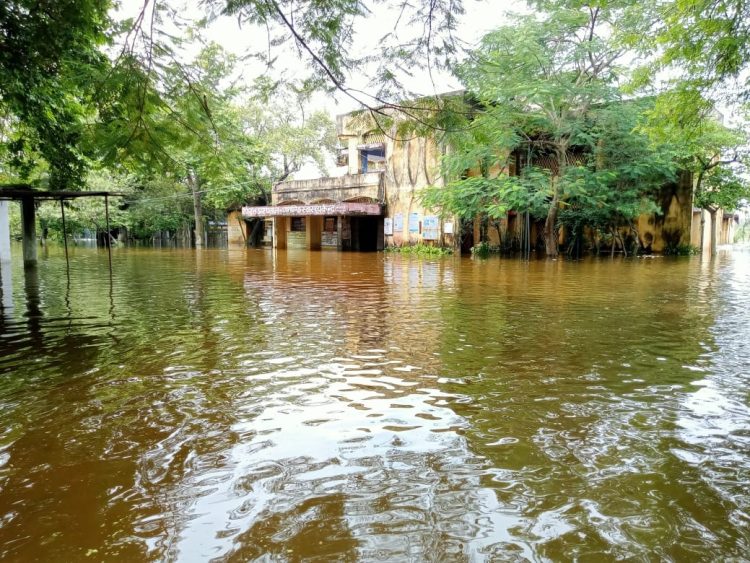 Bihar floods: Hospital submerged, police station premises surrounded by water, people have taken shelter on the streets.