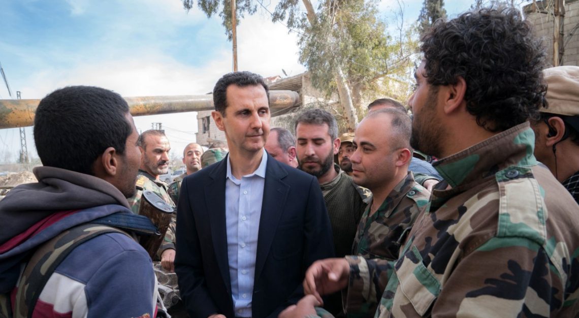 (180318) -- DAMASCUS, March 18, 2018 (Xinhua) -- Syrian President Bashar al-Assad (C) is surrounded by soldiers of Syrian army as he visits a frontline area in Damascus' Eastern Ghouta area, Syria, on March 18, 2018. Bashar al-Assad on Sunday visited a frontline area in Eastern Ghouta area, where the Syrian army is advancing against the rebels, the Syrian presidency media office said. (Xinhua/Syrian Presidency) (djj)