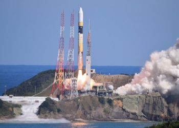 A Japanese H-2A rocket launches the QZS-R1 navigation satellite into orbit from the Tanegashima Space Center.(credit:Mitsubishi Heavy Industries)