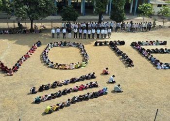 Jharkhand: School students form a human chain to raise awareness about voting ahead of the Jharkhand assembly election in Jharkhand on Tuesday, November 19, 2024. (Photo: IANS)