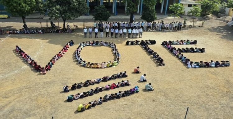 Jharkhand: School students form a human chain to raise awareness about voting ahead of the Jharkhand assembly election in Jharkhand on Tuesday, November 19, 2024. (Photo: IANS)