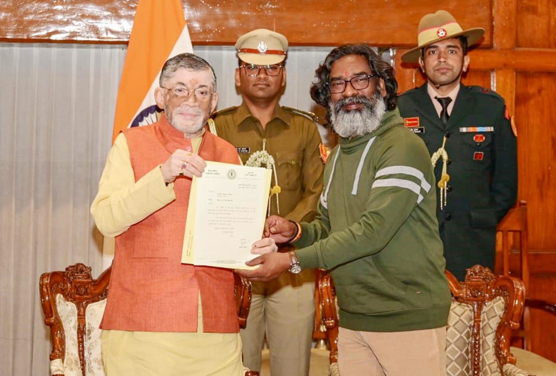 Ranchi: JMM leader Hemant Soren submits a letter to Jharkhand Governor Santosh Gangwar to stake a claim to form the new government at Raj Bhavan in Ranchi on Sunday, November 24, 2024. (Photo: IANS)