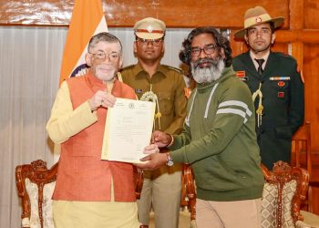 Ranchi: JMM leader Hemant Soren submits a letter to Jharkhand Governor Santosh Gangwar to stake a claim to form the new government at Raj Bhavan in Ranchi on Sunday, November 24, 2024. (Photo: IANS)