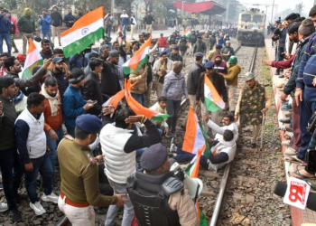 Patna: Supporters of Lok Sabha MP Rajesh Ranjan, alias Pappu Yadav, block railway tracks, demanding the cancellation and re-conduction of the Bihar Public Service Commission (BPSC) examination process in Patna on Friday, January 3, 2025. (Photo: IANS)