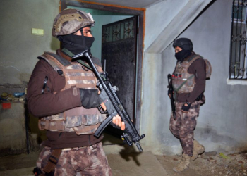 (171226) -- ADANA, Dec. 26, 2017 (Xinhua) -- Security forces carry out a raid on IS-linked suspects planning New Year attacks in Adana, Turkey, on Dec. 26, 2017. Turkish security forces on Tuesday arrested 12 people with suspected links to the Islamic State (IS) during anti-terror operations in the southern province of Adana. (Xinhua) (djj)