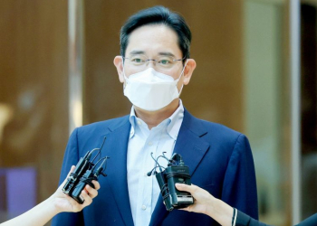 Seoul : Samsung Electronics Vice Chairman Lee Jae-yong answers a question from a reporter upon arriving at Gimpo International Airport in western Seoul on June 18, 2022, wrapping up a business trip to Europe. (Yonhap/IANS)