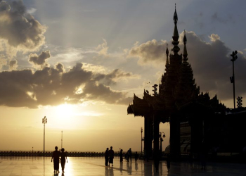 (140912) -- NAY PYI TAW, Sept. 12 (Xinhua) -- Photo taken on Sept. 11, 2014 shows a view of the Uppatasanti Pagoda in Nay Pyi Taw, Myanmar. Uppatasanti Pagoda is a prominent landmark in the Burmese capital of Naypyidaw. The pagoda, which houses a Buddha tooth relic from China, is a 325-feet tall replica of Shwedagon Pagoda in Yangon. (Xinhua/U Aung)