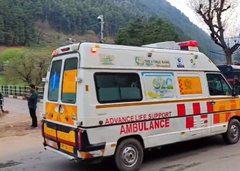 Anantnag: Injured being taken for treatment, after terrorists attacked a group of tourists at Pahalgam, in Anantnag district, Jammu & Kashmir, Tuesday, April 22, 2025. At least 12 people suffered injuries in the attack, according to officials. (IANS)
