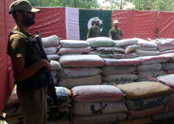(130912) -- WARSAK, Sept. 12, 2013 (Xinhua) -- Pakistani security personnel display seized sacks of hashish to media in Warsak area of northwest Pakistan's Khyber Pakhtunkhwa Province, on Sept. 12, 2013. Pakistani frontier corps (FC) seized 6,000kg of hashish smuggling from Afghanistan to Pakistan and arrested 5 suspects, officials said. (Xinhua/Ahmad Sidique)
