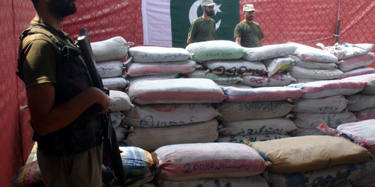 (130912) -- WARSAK, Sept. 12, 2013 (Xinhua) -- Pakistani security personnel display seized sacks of hashish to media in Warsak area of northwest Pakistan's Khyber Pakhtunkhwa Province, on Sept. 12, 2013. Pakistani frontier corps (FC) seized 6,000kg of hashish smuggling from Afghanistan to Pakistan and arrested 5 suspects, officials said. (Xinhua/Ahmad Sidique)