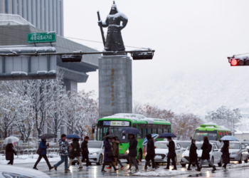 People commute to work through Gwanghwamun Square in Seoul on Nov. 28, 2024, during the second day of heavy snowfall. (Photo: IANS/Yonhap)