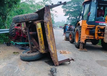 Tractor-Trolley Overturns In Jajpur