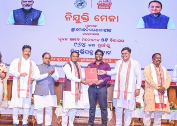 CM Majhi Distributes 964 Appointment Letters