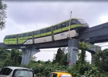 Mumbai: A view of a monorail train stuck on the line near Mysore Colony station due to a power supply issue, in Mumbai on Tuesday, Aug 19, 2025. (Photo: IANS/Video Grab)