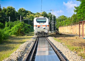 Varanasi: Banaras Locomotive Works commissions Indias first 70m removable solar panel system (28 panels, 15KWp) between railway tracks, in Varanasi, Monday, August 18, 2025. (IANS/X/@RailMinIndia)