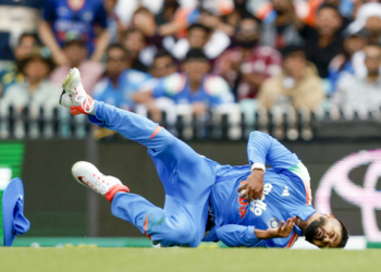 Sydney: India's Shreyas Iyer catches out Australia's Alex Carey during the third ODI cricket match between India and Australia at the Sydney Cricket Ground, in Sydney, on Saturday, October 25, 2025. (Photo: IANS)