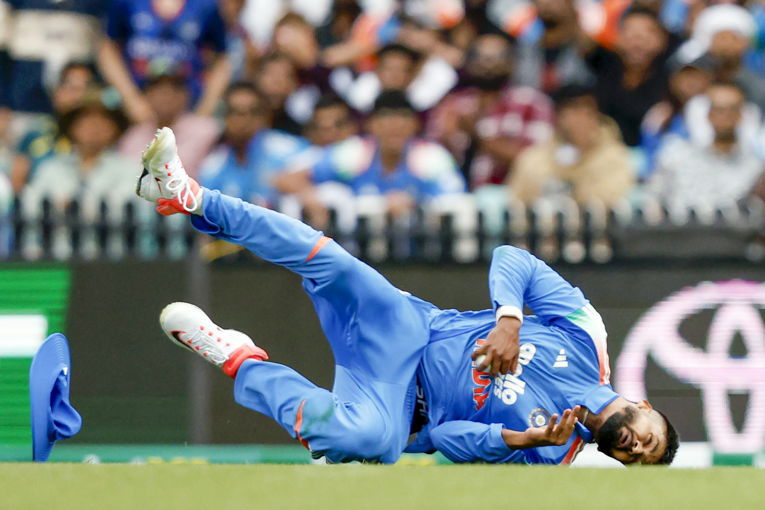 Sydney: India's Shreyas Iyer catches out Australia's Alex Carey during the third ODI cricket match between India and Australia at the Sydney Cricket Ground, in Sydney, on Saturday, October 25, 2025. (Photo: IANS)