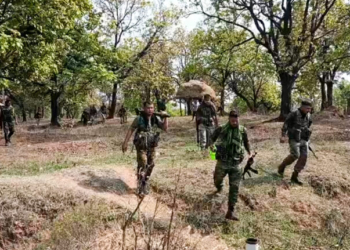 Bokaro: Security personnel return from Lugu Buru forest after a successful encounter in the Lalpania area of Bokaro district, Jharkhand, where eight Maoists were killed during a joint operation on Monday, April 21, 2025. (IANS)