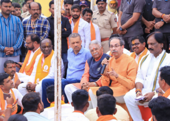Beed: Shiv Sena (UBT) chief Uddhav Thackeray interacts with farmers during his Marathwada tour to address agrarian issues in Pali village, Beed district on Wednesday, November 5, 2025. (Photo: IANS/X/@ShivSenaUBT_)