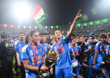 Navi Mumbai: Indian players celebrate with the winners’ trophy during the victory lap after India won the ICC Women’s World Cup final ODI cricket match against South Africa Women at the DY Patil Stadium in Navi Mumbai on Monday, November 3, 2025. (Photo: IANS)