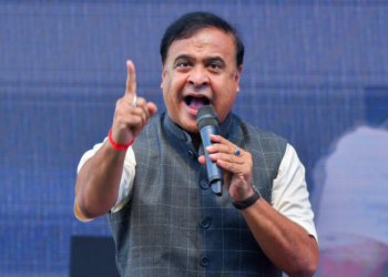 Nagaon: Assam Chief Minister Himanta Biswa Sarma addresses the gathering before presenting cheques to women beneficiaries under the Mahila Udyamita Abhijan at Nehrubali Field, Nagaon, Wednesday, October 22, 2025. (Photo: IANS)