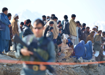 (170310) -- KABUL, March 10, 2017 (Xinhua) -- Afghan people wait to receive allocated aiding materials donated by Chinese government in Kabul, Afghanistan, March 9, 2017. China on Thursday offered 100 million U.S. dollars to assist the Afghan refugees and returnees and further boost bilateral ties with the neighboring country. (Xinhua/Dai He)(gl)