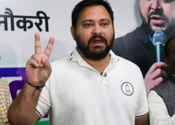 Patna: Rashtriya Janata Dal (RJD) leader and Leader of Opposition in the Bihar Assembly Tejashwi Yadav flashes a victory sign during a press conference in Patna on Wednesday, November 12, 2025. (Photo: IANS)