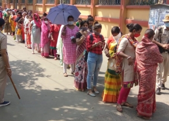 Kolkata: People waiting for casting their votes during 5th phase of West Bengal Assembly election at Bidhannagar in Kolkata on Saturday, 17th April, 2021.(Photo:Kuntal Chakrabarty/IANS)