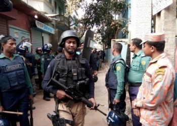 (161224) -- DHAKA, Dec. 24, 2016 (Xinhua) -- Bangladesh law enforcers gather during a raid on a suspected militant hideout in Dhaka, capital of Bangladesh, Dec. 24, 2016. A suspected female militant died in a suicide blast during a raid on a hideout of the banned Islamist outfit Jamaatul Mujahideen Bangladesh (JMB) in Bangladesh capital Dhaka on Saturday afternoon. Four people including wife of a slain militant commander also surrendered to police. (Xinhua/Mohammad Manowar Kamal)
****Authorized by ytfs****