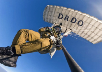 New Delhi: The Military Combat Parachute System (MCPS), indigenously developed by DRDO, successfully completed a combat freefall jump from 32,000 feet on Wednesday, October 15, 2025. The parachute deployed at 30,000 feet, making it the only system of its kind currently in use by the Indian Armed Forces. (Photo: IANS/X/@DRDO_India)