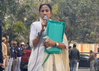 Kolkata: West Bengal Chief Minister Mamata Banerjee speaks to the media outside the residence of I-PAC chief Prateek Jain amid an ongoing Enforcement Directorate search, in Kolkata, Thursday, January 8, 2026. Banerjee alleged that officials were attempting to seize TMCs hard drives, internal records, and sensitive organisational data during the operation. (IANS/Video Grab)