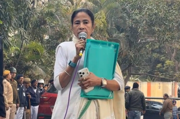 Kolkata: West Bengal Chief Minister Mamata Banerjee speaks to the media outside the residence of I-PAC chief Prateek Jain amid an ongoing Enforcement Directorate search, in Kolkata, Thursday, January 8, 2026. Banerjee alleged that officials were attempting to seize TMCs hard drives, internal records, and sensitive organisational data during the operation. (IANS/Video Grab)