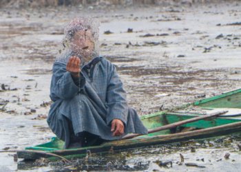 Srinagar: A boatman shows a frozen piece as major parts of the interior Dal Lake freeze partially after the minimum temperature dipped to minus four degrees (-4°_ Celsius in Srinagar on Tuesday, January 06, 2026. (Photo: IANS)