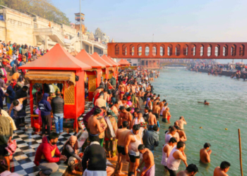 Haridwar: Devotees gather to take a holy dip in the Ganga on the occasion of Mauni Amavasya at Har Ki Pauri, in Haridwar, on Sunday, January 18, 2026. (Photo: IANS)